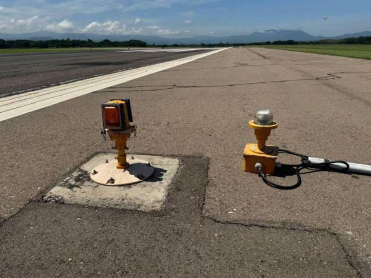 $!Aunque las luces de última generación ya fueron instaladas en el Aeropuerto de Palmerola, la terminal sigue funcionando con equipos provisionales, situación que genera malestar en Estados Unidos.