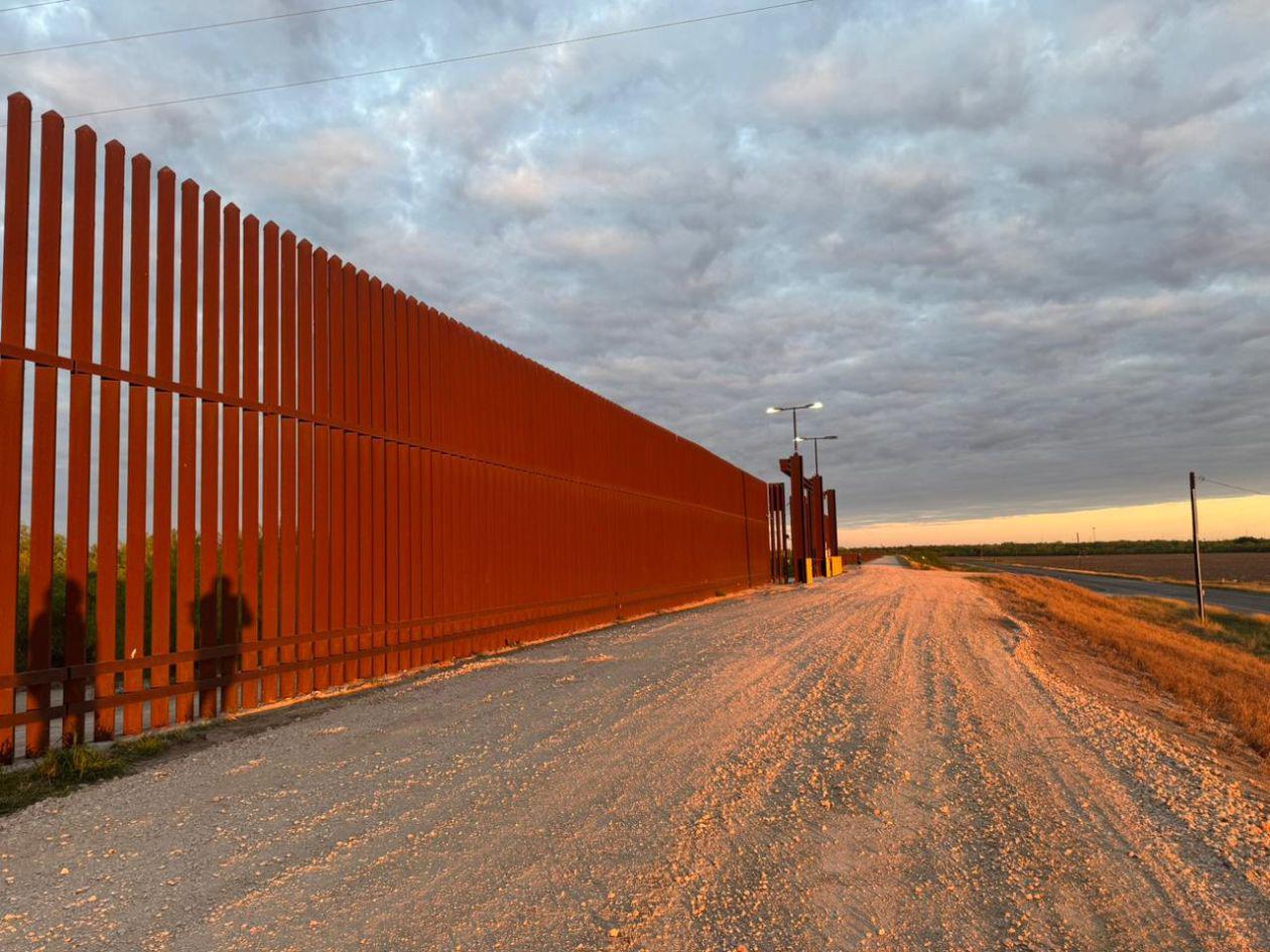 Un enorme muro se extiende por varios kilómetros de la frontera entre Estados Unidos y México, serpenteando a lo largo del Valle del Río Grande, en el sur de Texas.