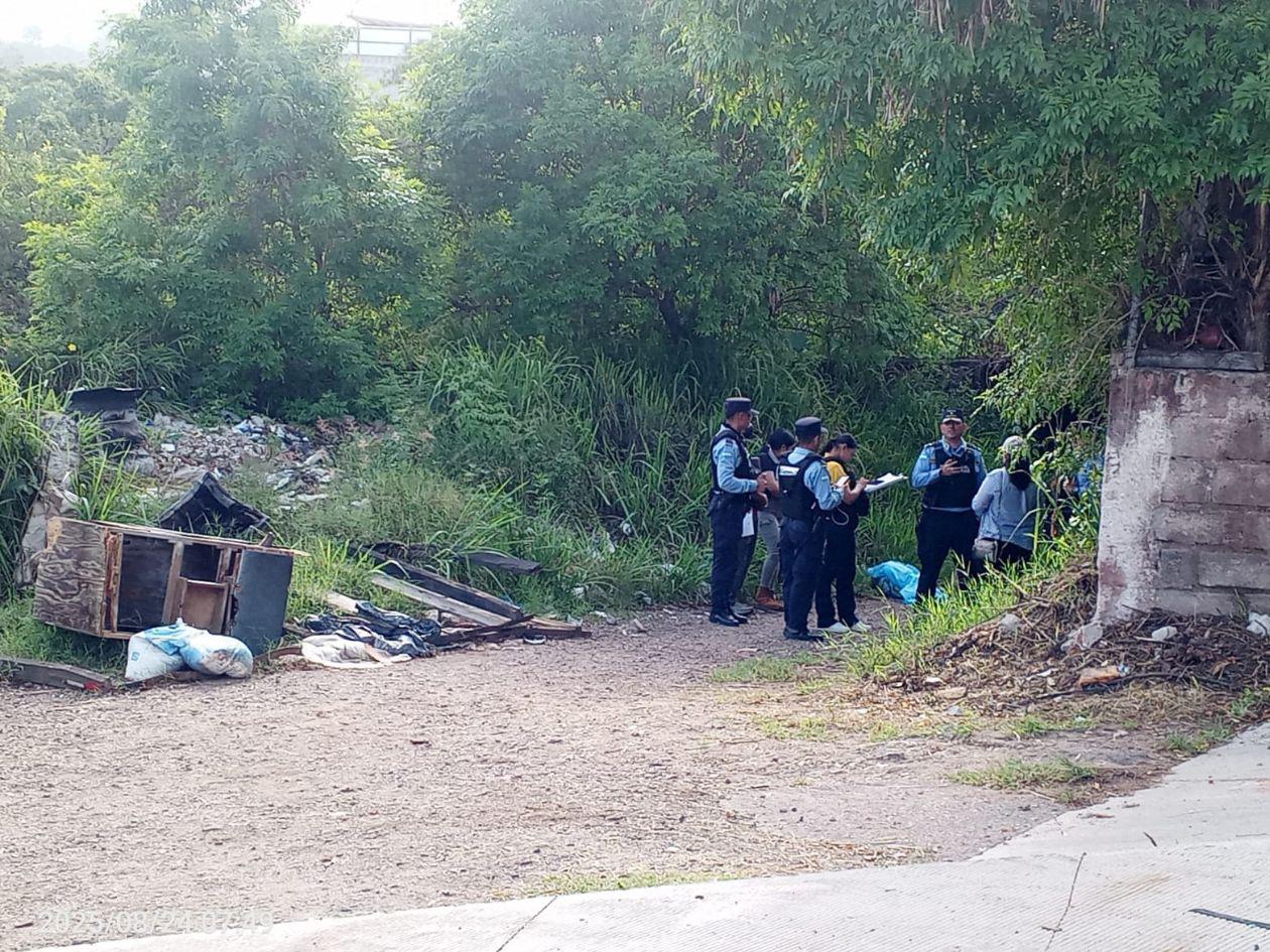 Hallan muertos a un hombre y una mujer a orilla de bulevar en Tegucigalpa
