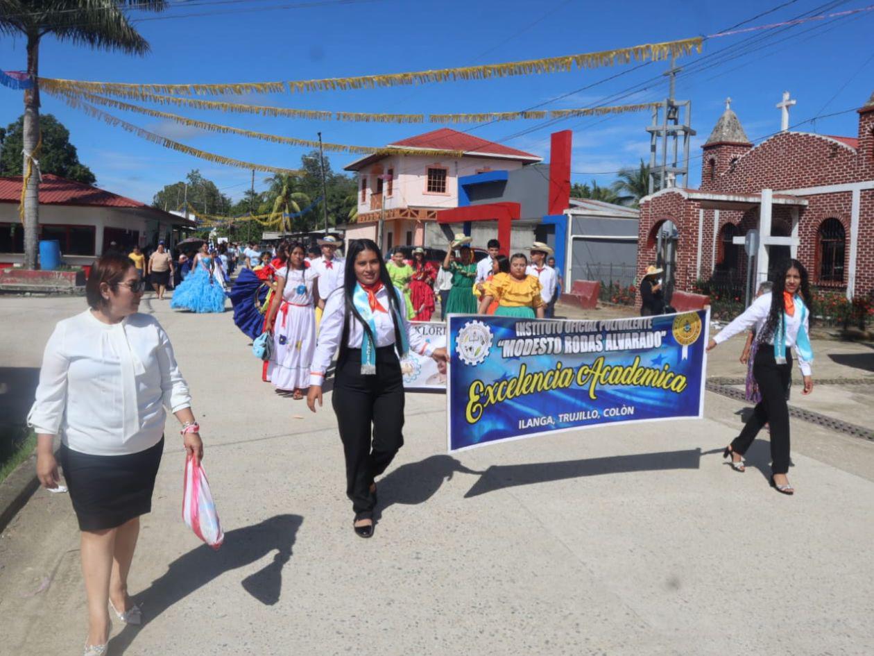 El Modesto Rodas de Ilanga desfila con sentimiento y orgullo por la patria