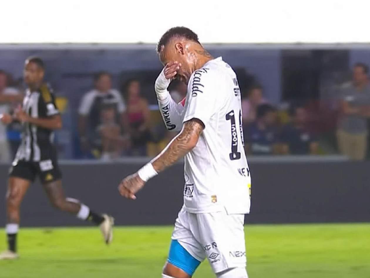 Neymar vive un calvario y salió llorando: vuelve a lesionarse con Santos