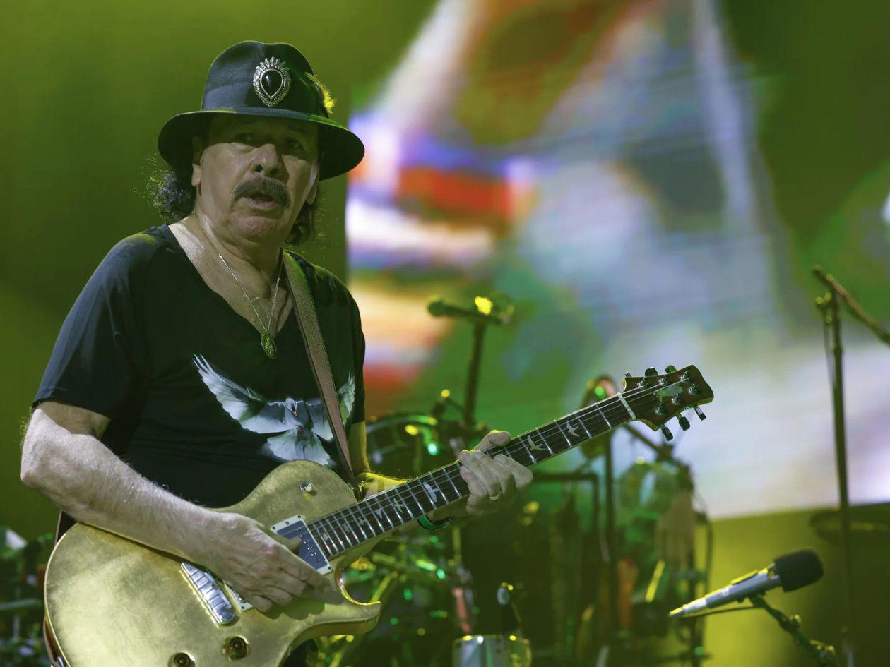 Carlos Santana aplaude que Bad Bunny cante en el SuperBowl