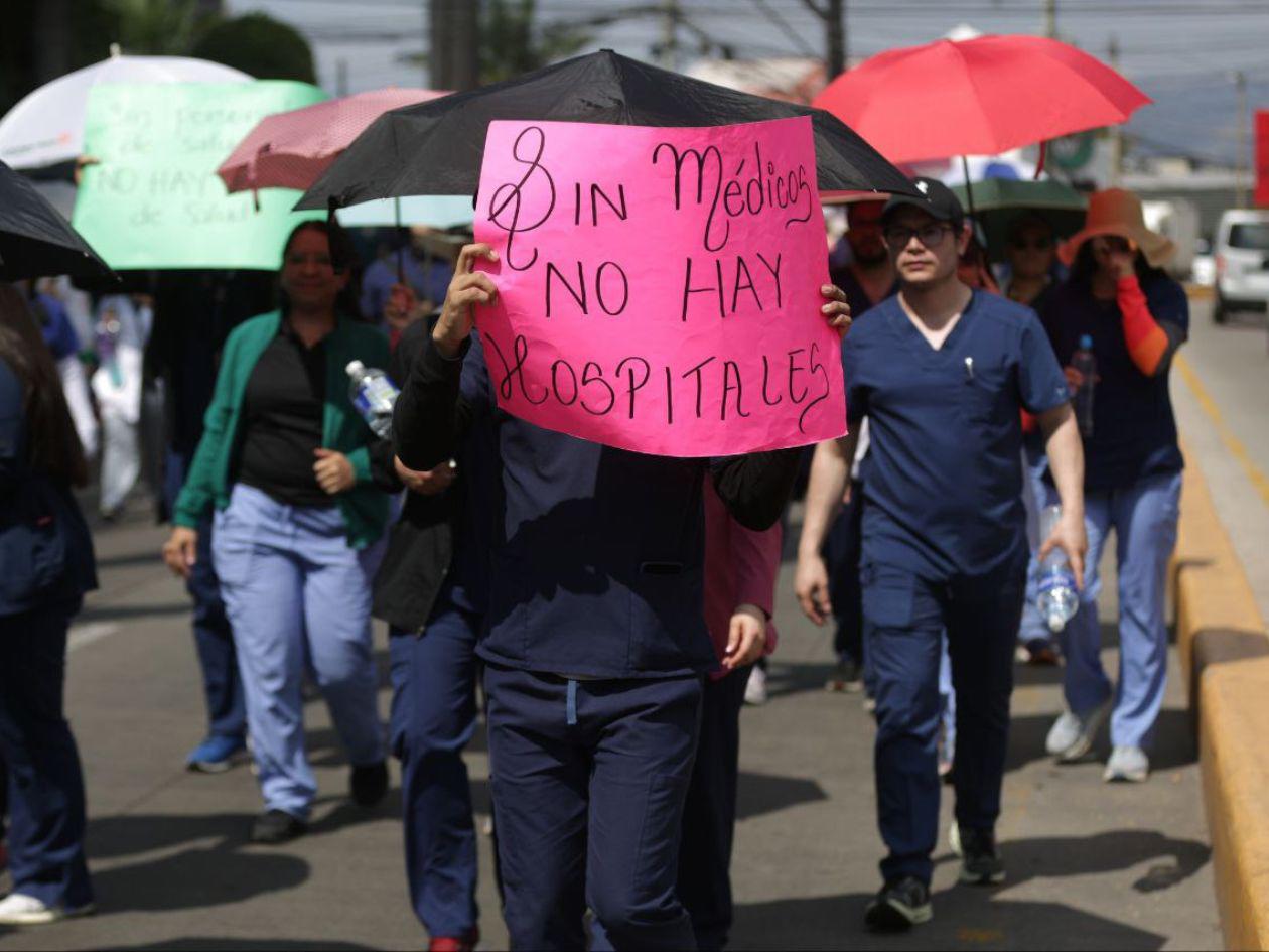 Médicos suspenden asambleas informativas tras 22 días de paro en hospitales