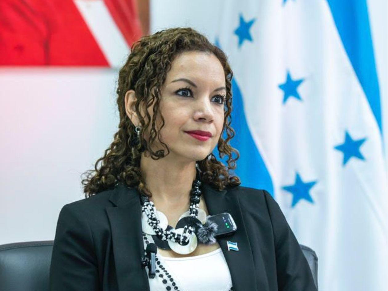 Natalie Roque sigue en planilla pese a 16 meses de ausencia en el cargo como ministra