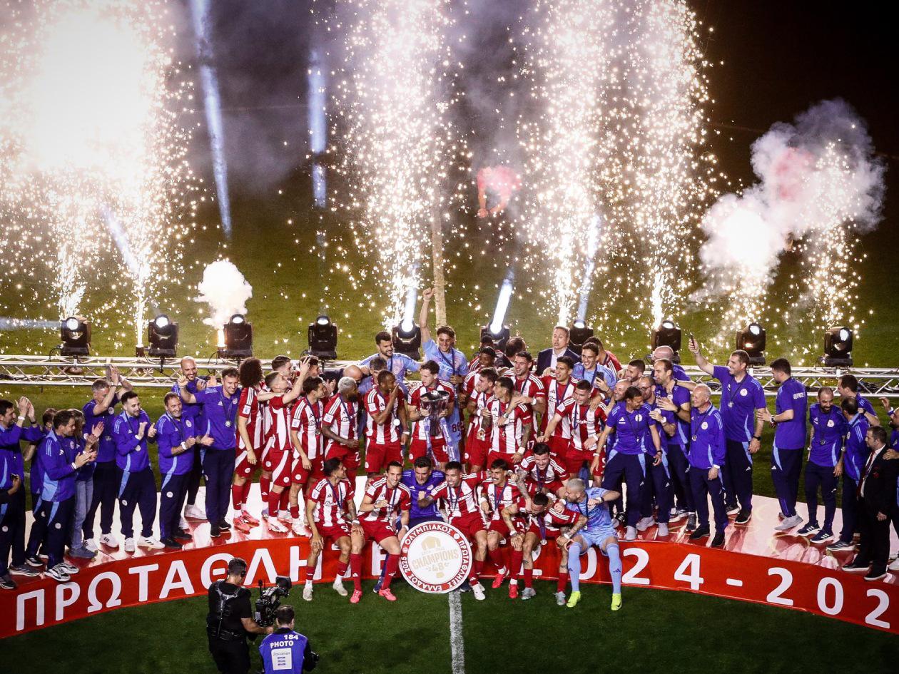 Luis Palma recibe su medalla de campeón en histórica fiesta de Olympiacos