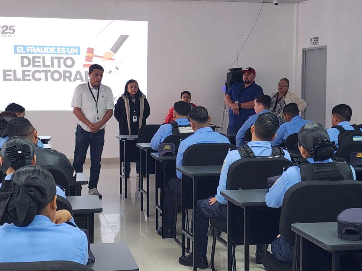 CNE capacita a policías en temas electorales