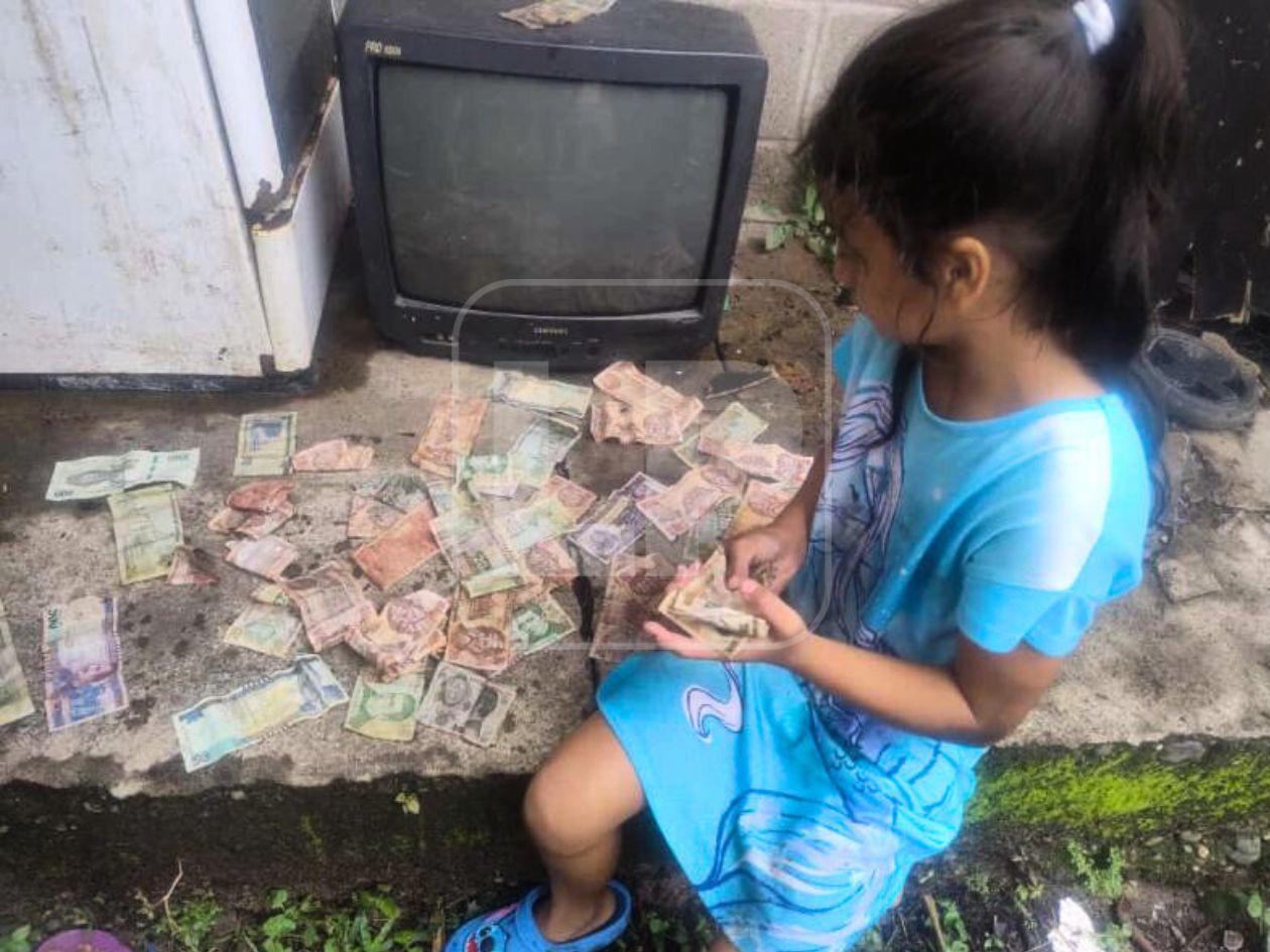 Niña halla su alcancía entre escombros de su vivienda incendiada