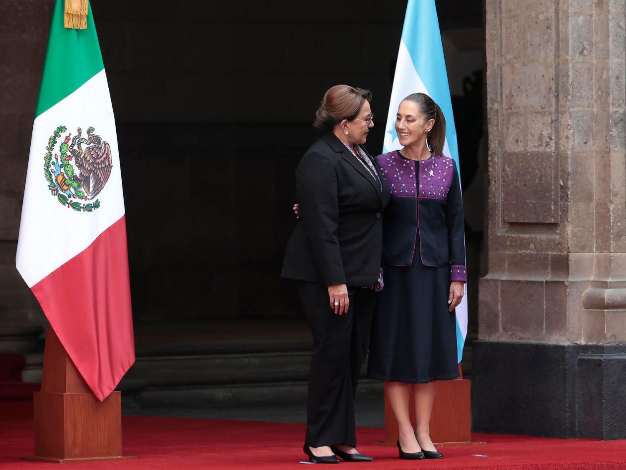 Sheinbaum recibe a Xiomara Castro en el Palacio Nacional de México