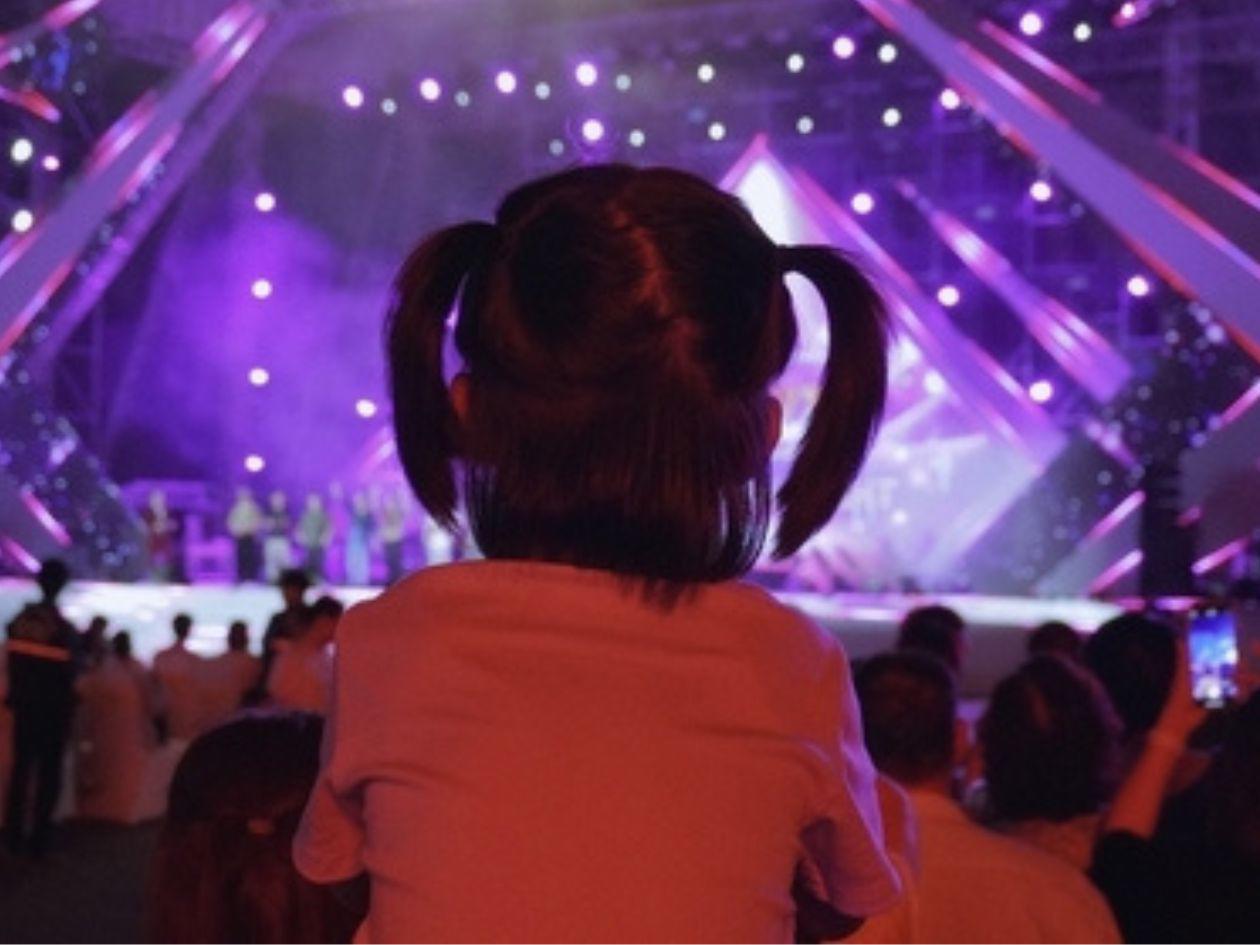 Pediatras españoles alertan: niños pequeños no deben ir a conciertos