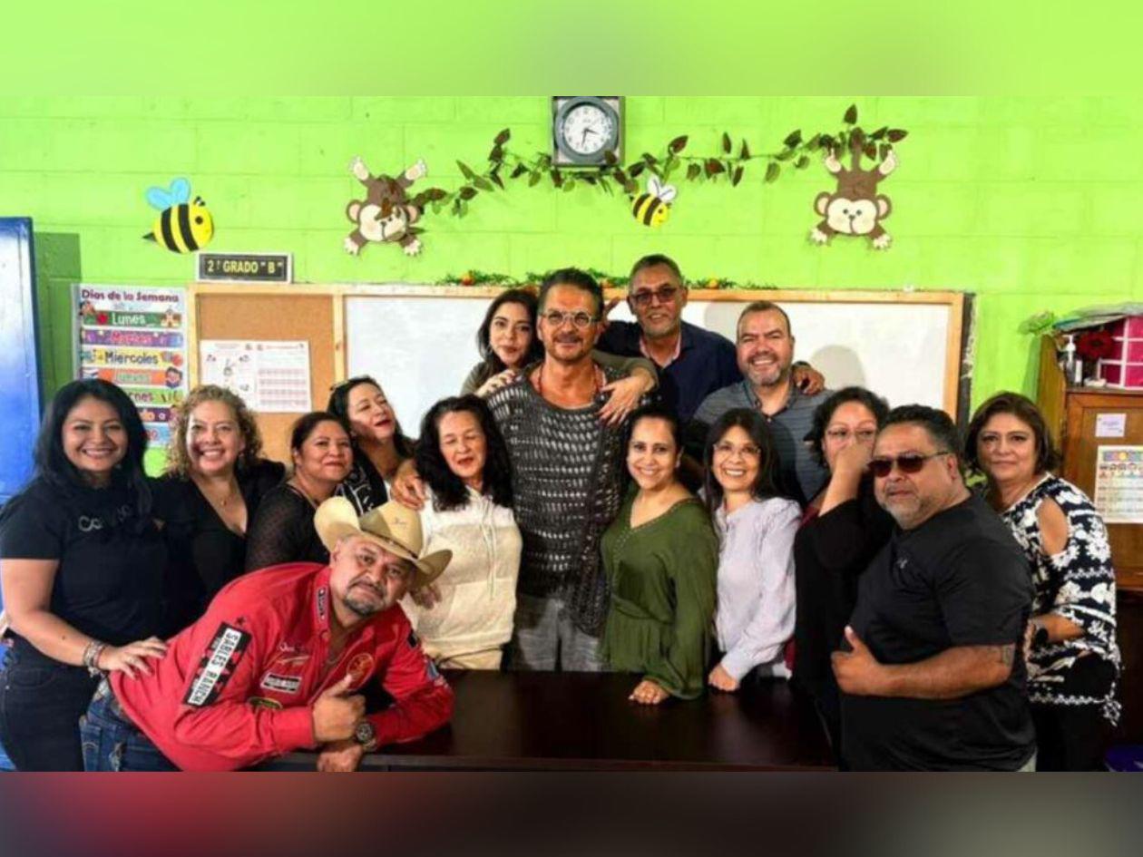 Ricardo Arjona se reencuentra con exalumnos en Guatemala