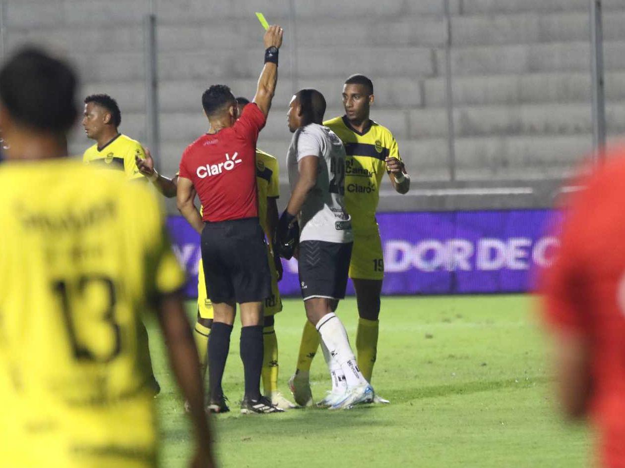 Árbitro Nelson Salgado bajo la lupa: penal y polémica expulsión a Real España
