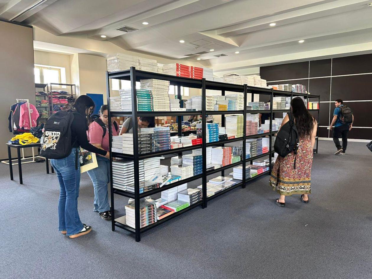 Entregan útiles a universtarios en Cortés con el programa “Mi Bienestar Unah”