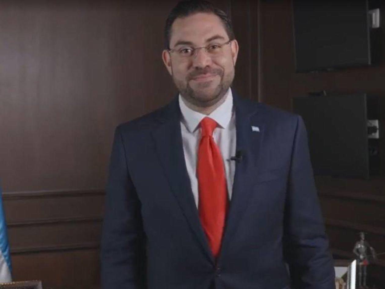 Esta imagen de Jorge Cálix con un rótulo de “Mel te extraño” está manipulado