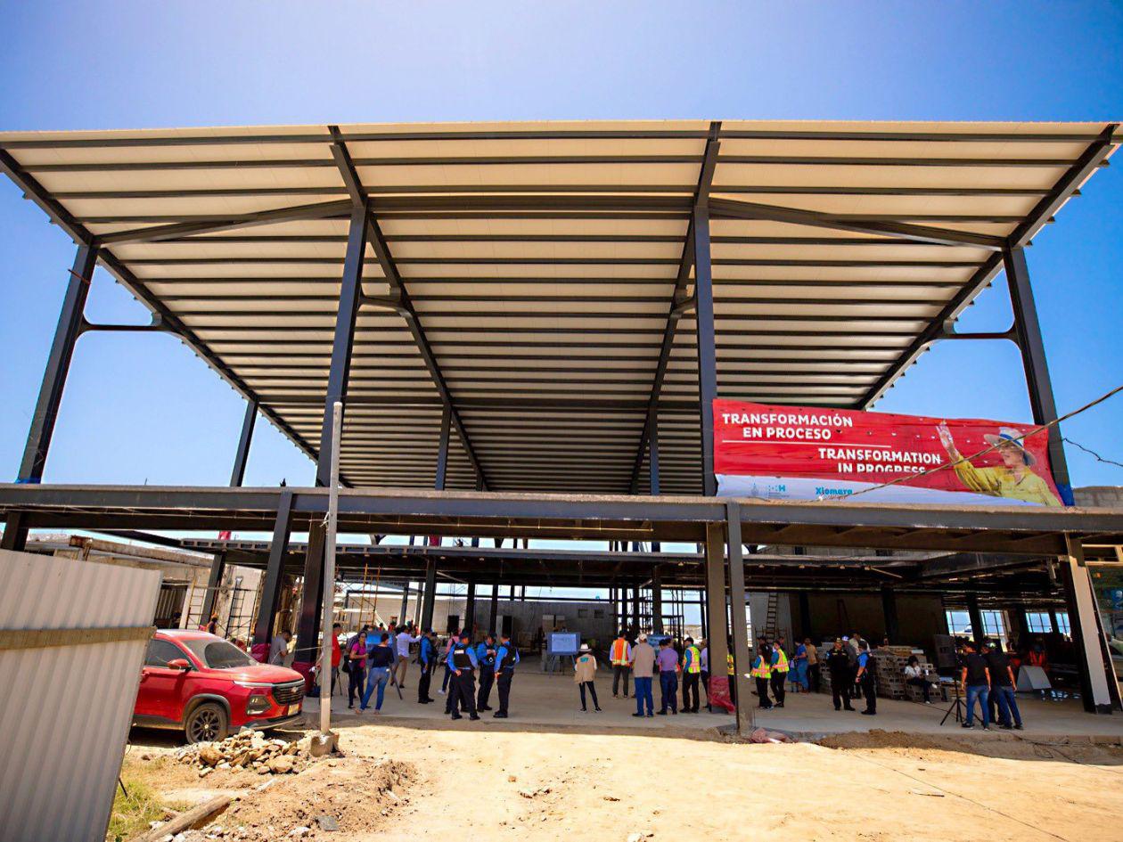 Presidenta supervisa avance de la remodelación del aeropuerto de Roatán