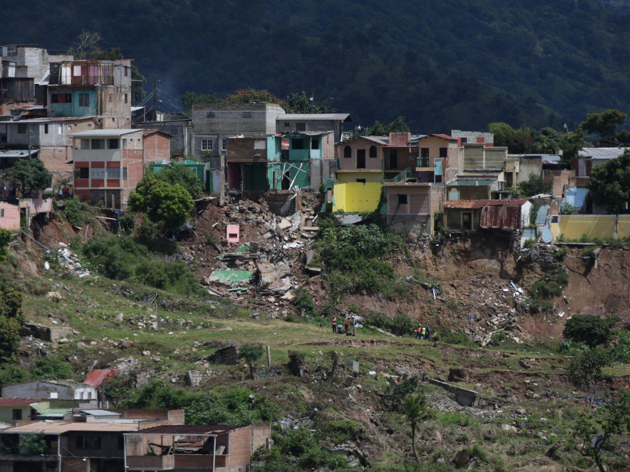 Persisten riesgos por deslizamientos tras intensas lluvias en la capital