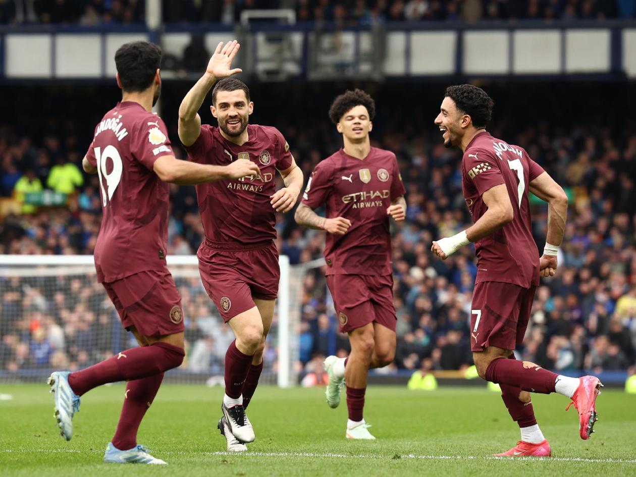 Manchester City sufre para vencer a Everton pero asegura Champions