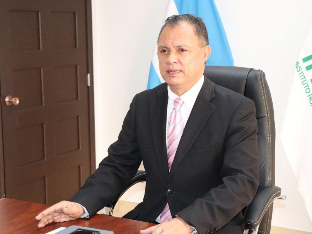 Expertos: Canal 8 debe evitar postura oficialista tras renuncia del vicecanciller Antonio García