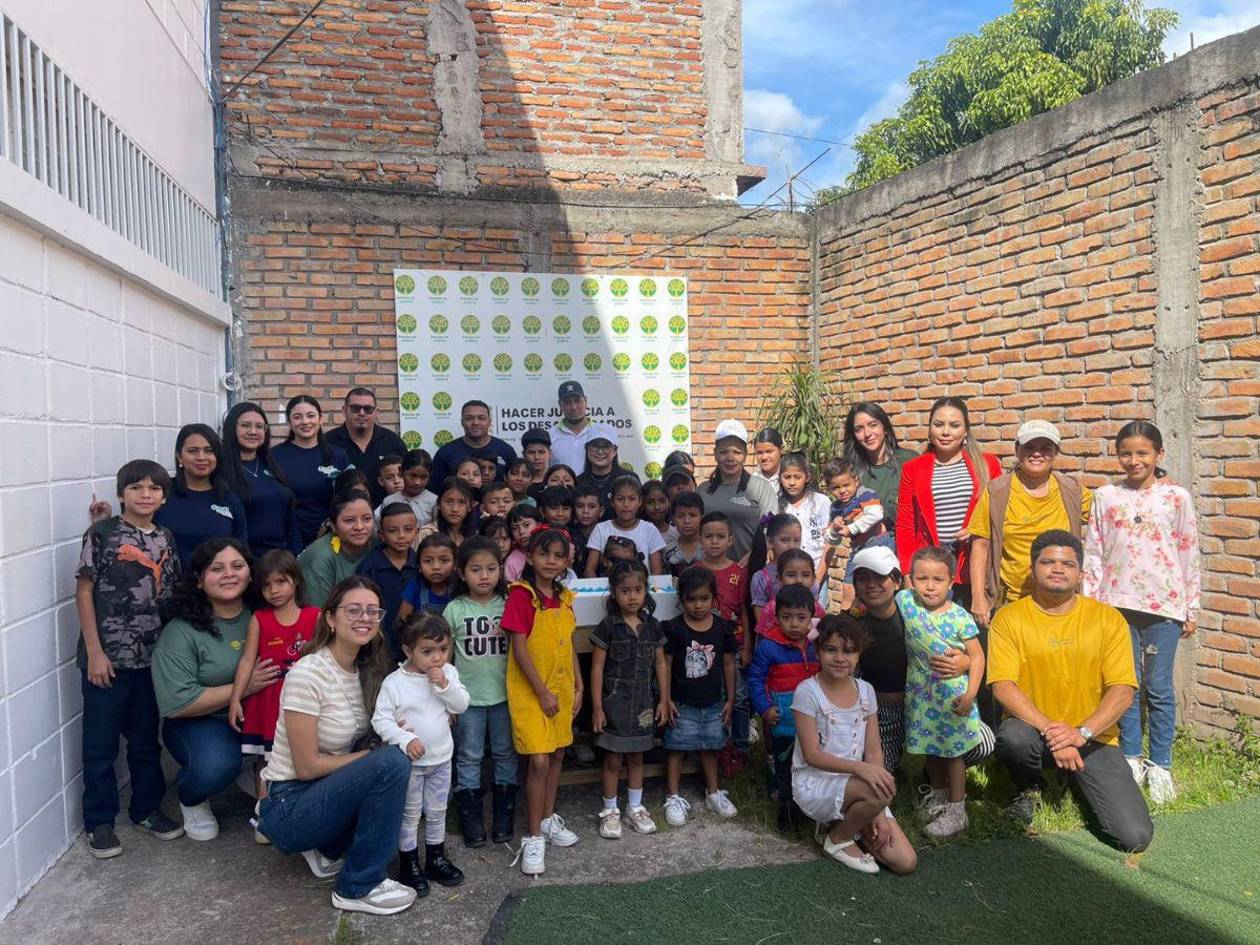 CrediRapid lleva alegría navideña a la ONG Árboles de Justicia en Tegucigalpa