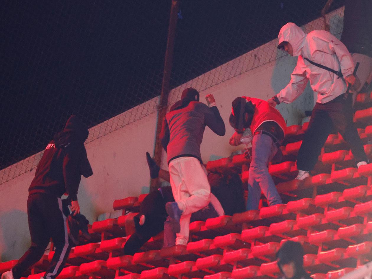 Violento enfrentamiento entre hinchas de Universidad de Chile e Independiente deja al menos 10 heridos