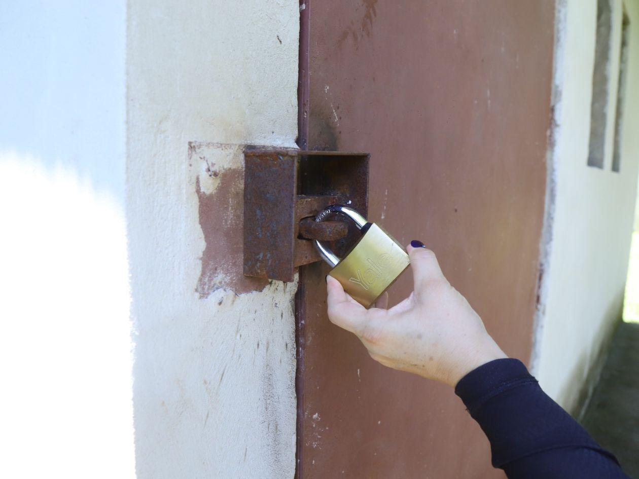 LA PRENSA Premium constató que constató que las personas encargadas de tomar mediciones no pueden entrar a las casetas donde se facilitan los reportes satelitales de los niveles de los ríos.