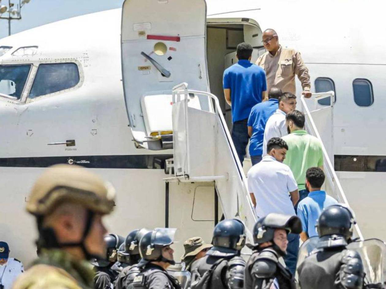 Maduro acusa a Bukele de intentar impedir salida de aviones con migrantes