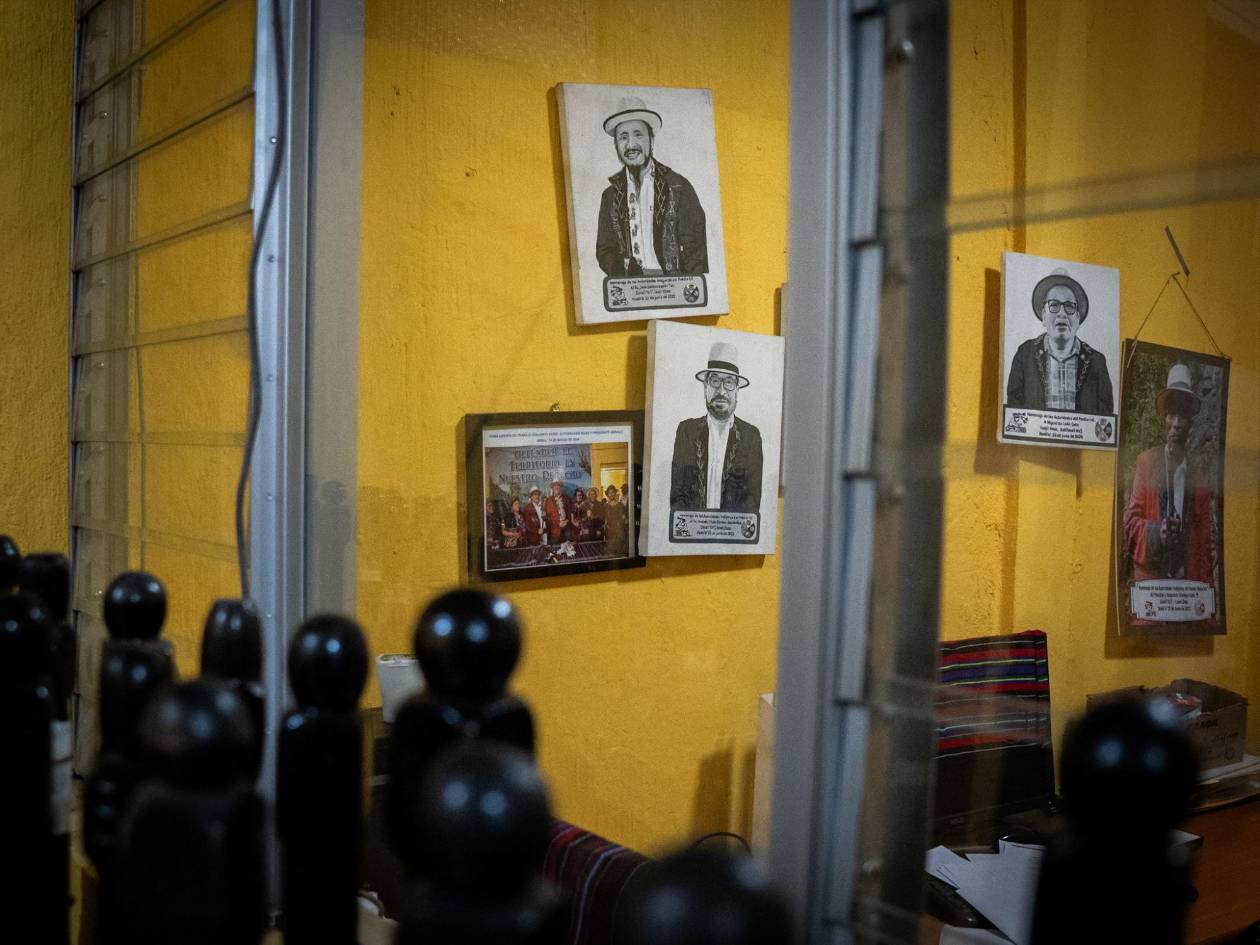 En los muros de la casa comunal donde sesionan las autoridades indígenas de Nebaj hay retratos de sus líderes pasados y presentes, algunos de ellos en el exilio. A su lado han colgado una fotografía de la firma de la agenda de trabajo conjunto entre las autoridades ixiles y el presidente Bernardo Arévalo, el 13 de marzo de 2024. Foto: Nathalie Quan.