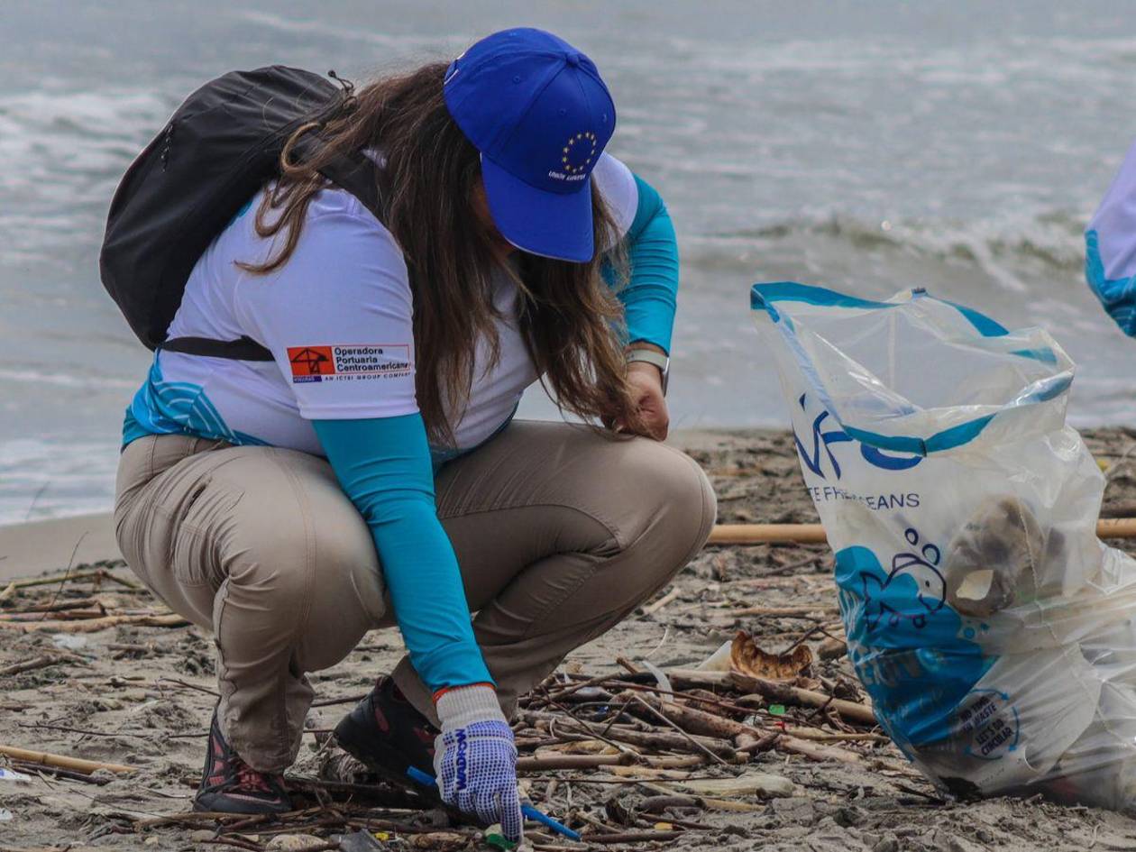 Jóvenes universitarios se suman a limpieza masiva en playa Buena Vista