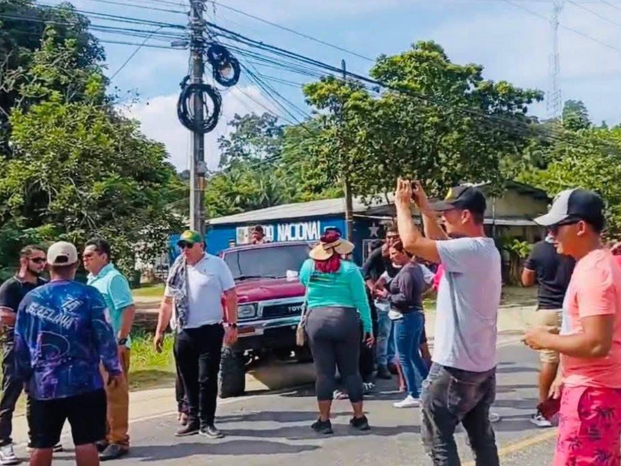 Omoa se une en protesta por los tres niños que murieron tras accidente y bloquea paso hacia las playas