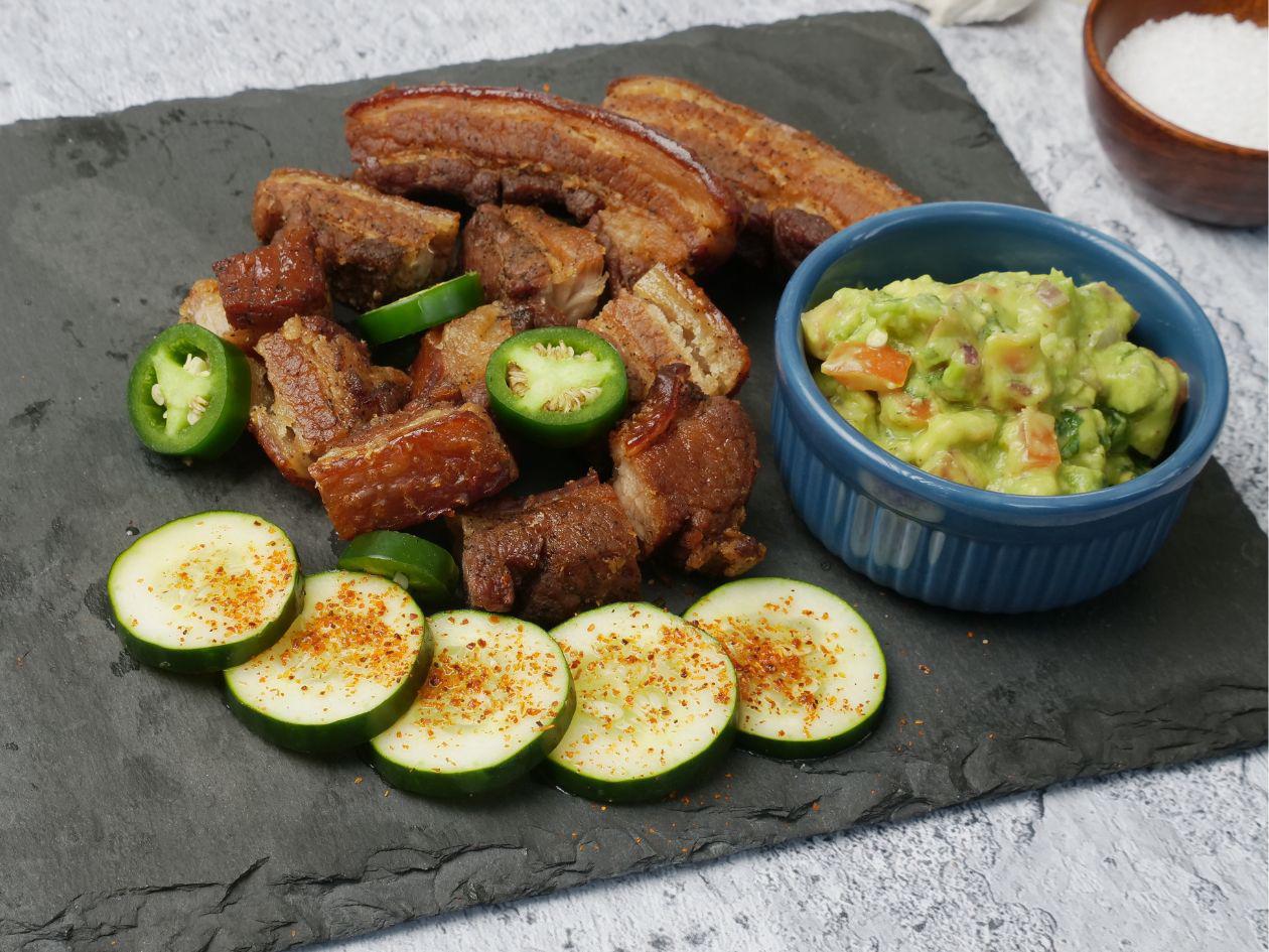 Mini chicharrones con guacamole y pepinos con tajín y limón
