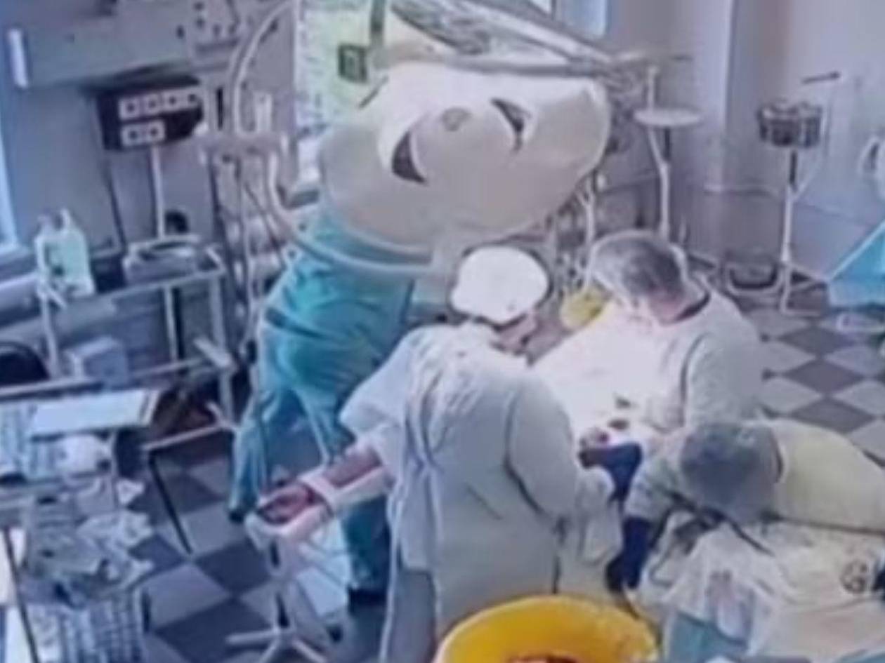 Impactantes imágenes de médicos rusos realizando cirugía durante terremoto