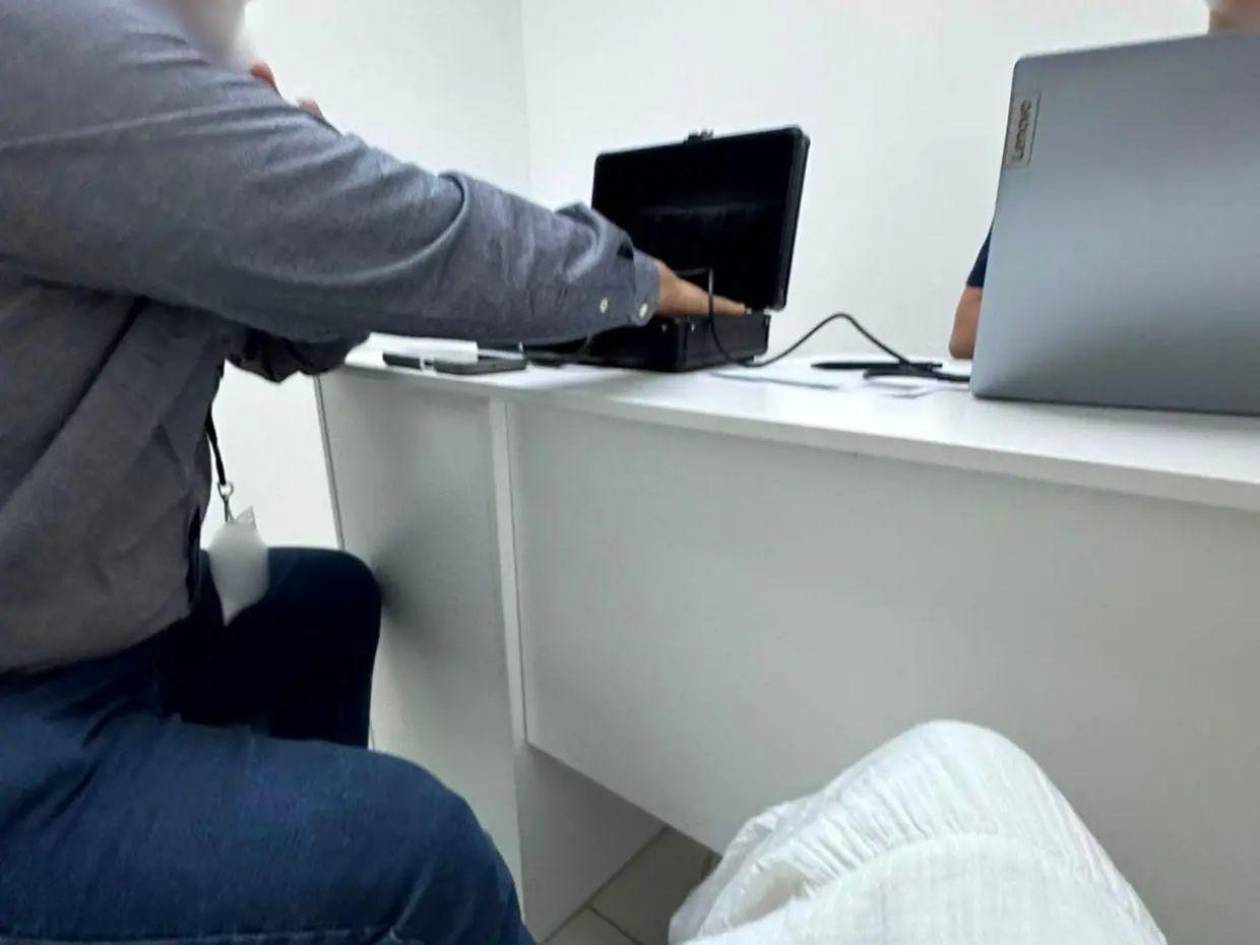 Los periodistas se sometieron a un examen a través de una máquina resonancia magnética cuántica. A los dos les dieron un diagnóstico parecido. Era falso.