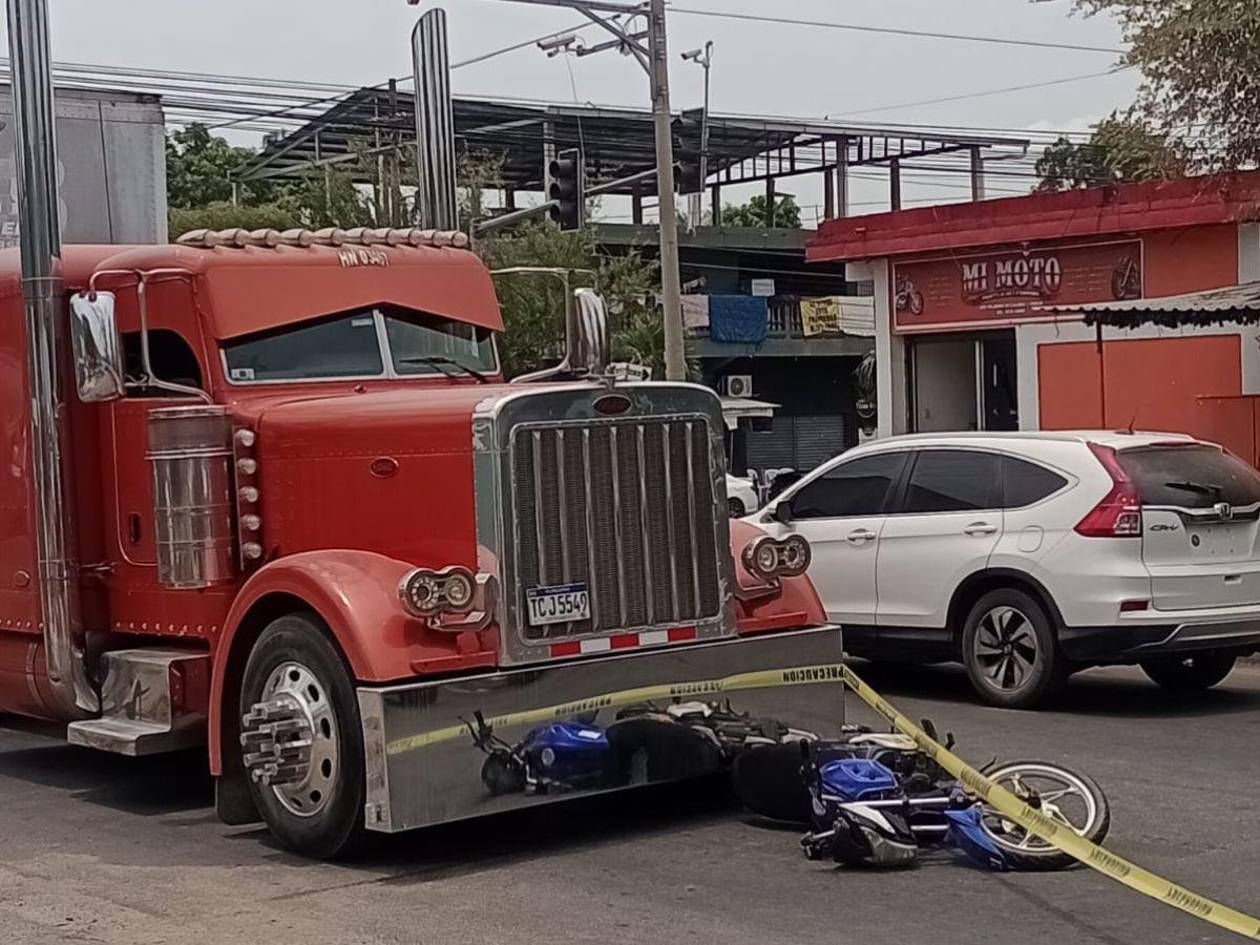 Moticiclista muere arrollado por rastra en el barrio Las Palmas