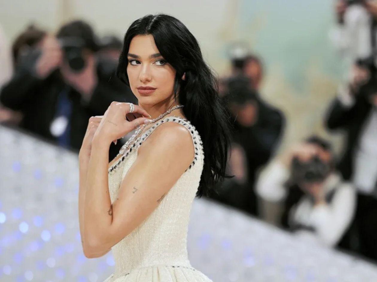 Dua Lipa emociona con cover de “Antología” de Shakira en su gira