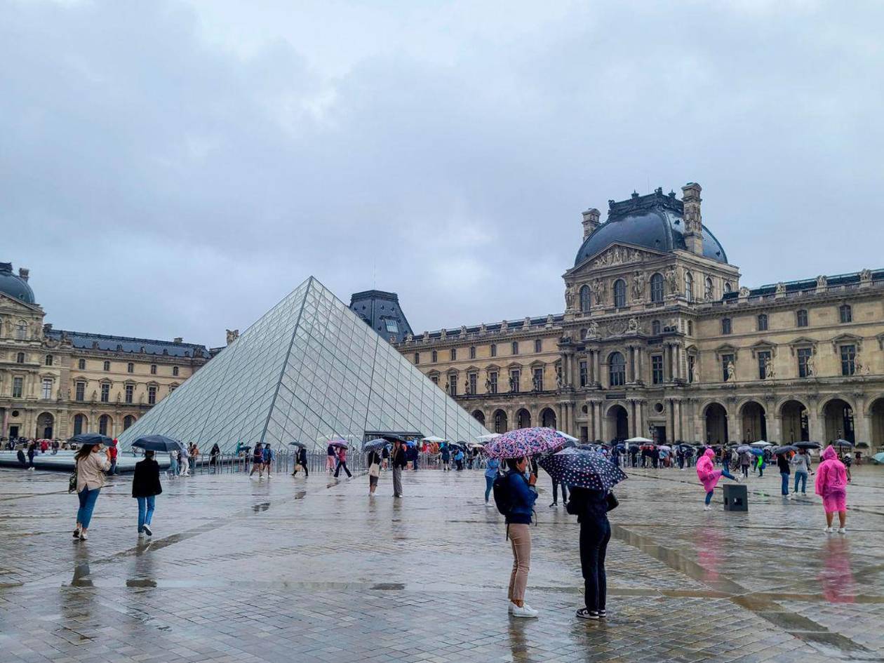 Roban las joyas de Napoleón en asalto de película al museo del Louvre