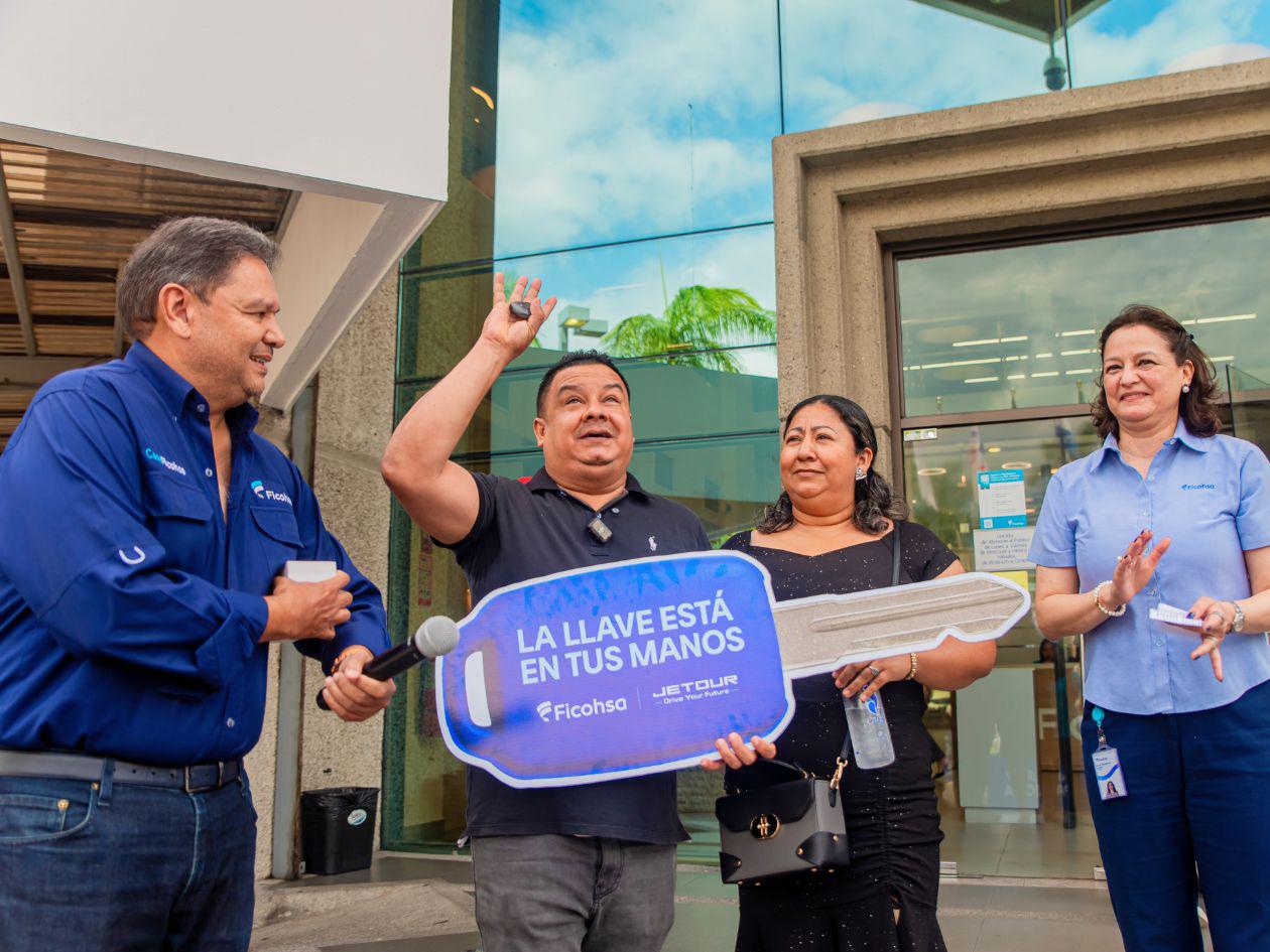 Ficohsa premia a ganador del primer vehículo Jetour X1 Dashing