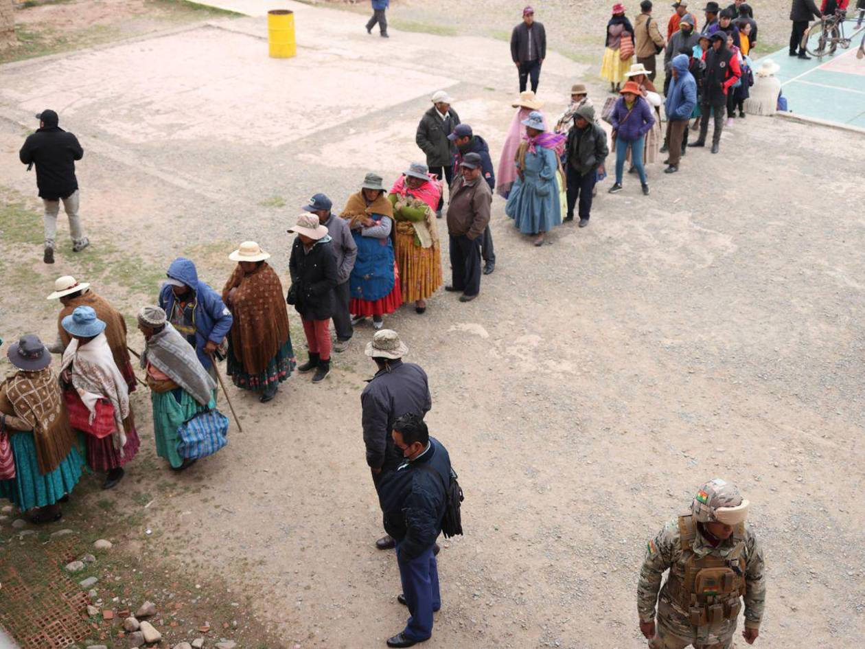 Abren los centros de votación en Bolivia para una inédita segunda vuelta presidencial