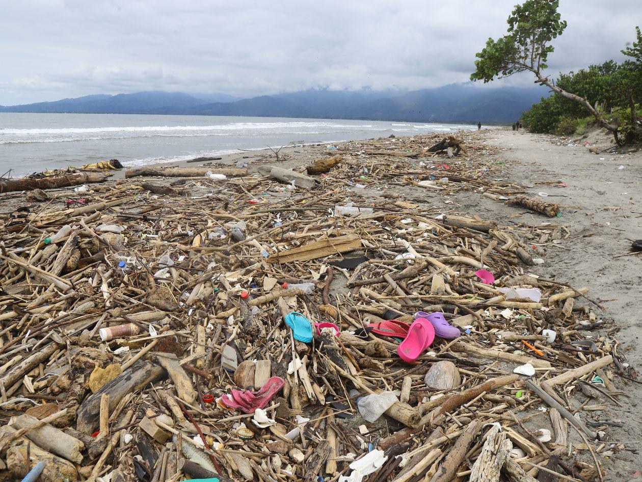 En la playa Buenavista de Cuyamel, jóvenes de la organización Cipotes retiraron una tonelada de desechos de un área de 300 metros. Una semana después todo está como si nunca se hubiera limpiado.