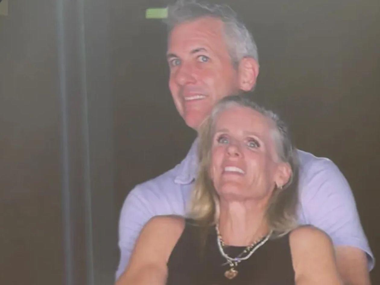 Andy Byron reaparece junto a su esposa tras escándalo con su amante en concierto de Coldplay