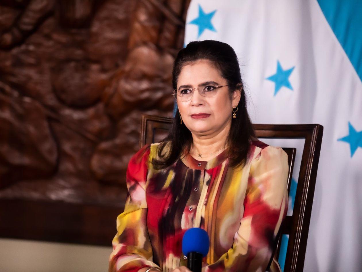 Beatriz Valle enfurece y lanza fuerte ataque contra Rixi Moncada