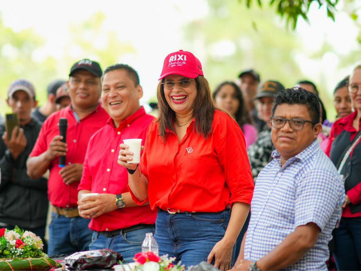 Rixi Moncada comparte con el pueblo Pech en Olancho y resalta la riqueza ancestral