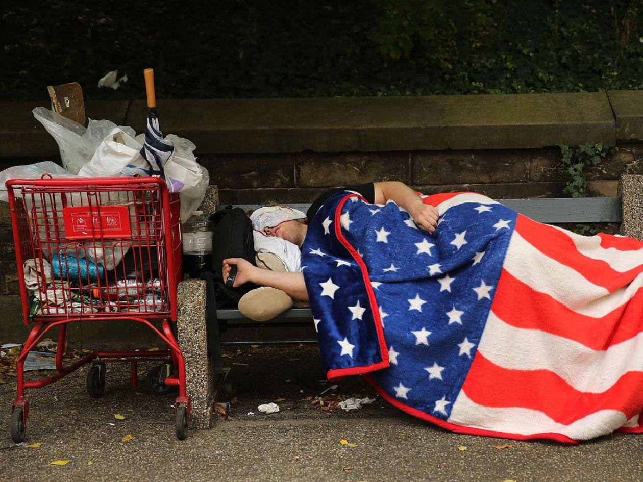 Trump firma orden para agilizar el desalojo de personas sin hogar de las calles en Estados Unidos