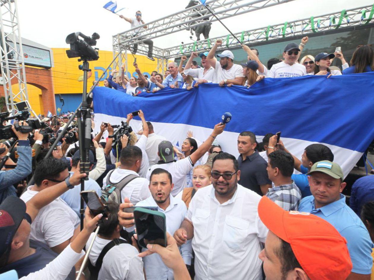 Miles de hondureños marchan por la democracia y denuncian boicot en elecciones