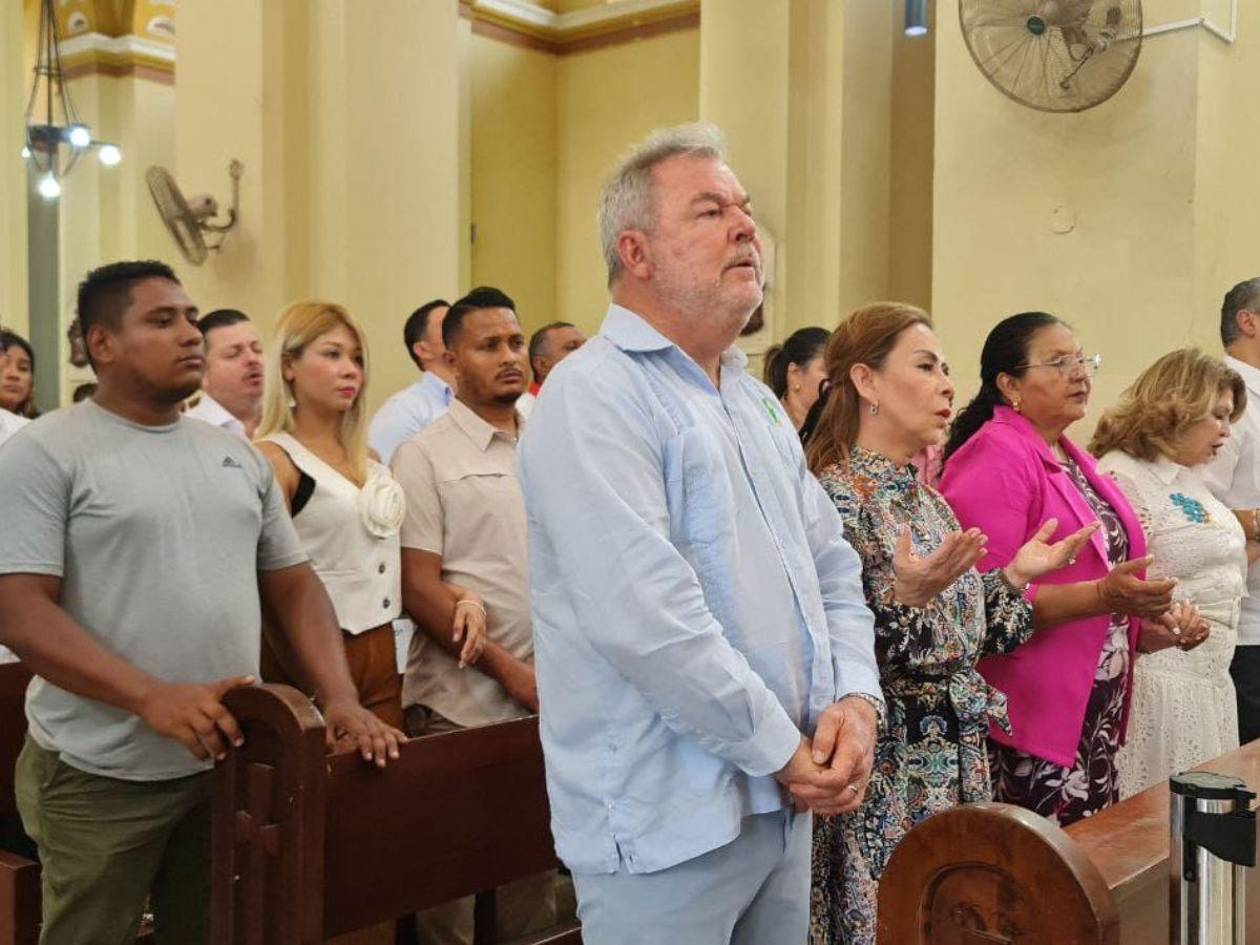 Sampedranos abarrotan la Catedral Metropolitana en honor a San Pedro Apóstol