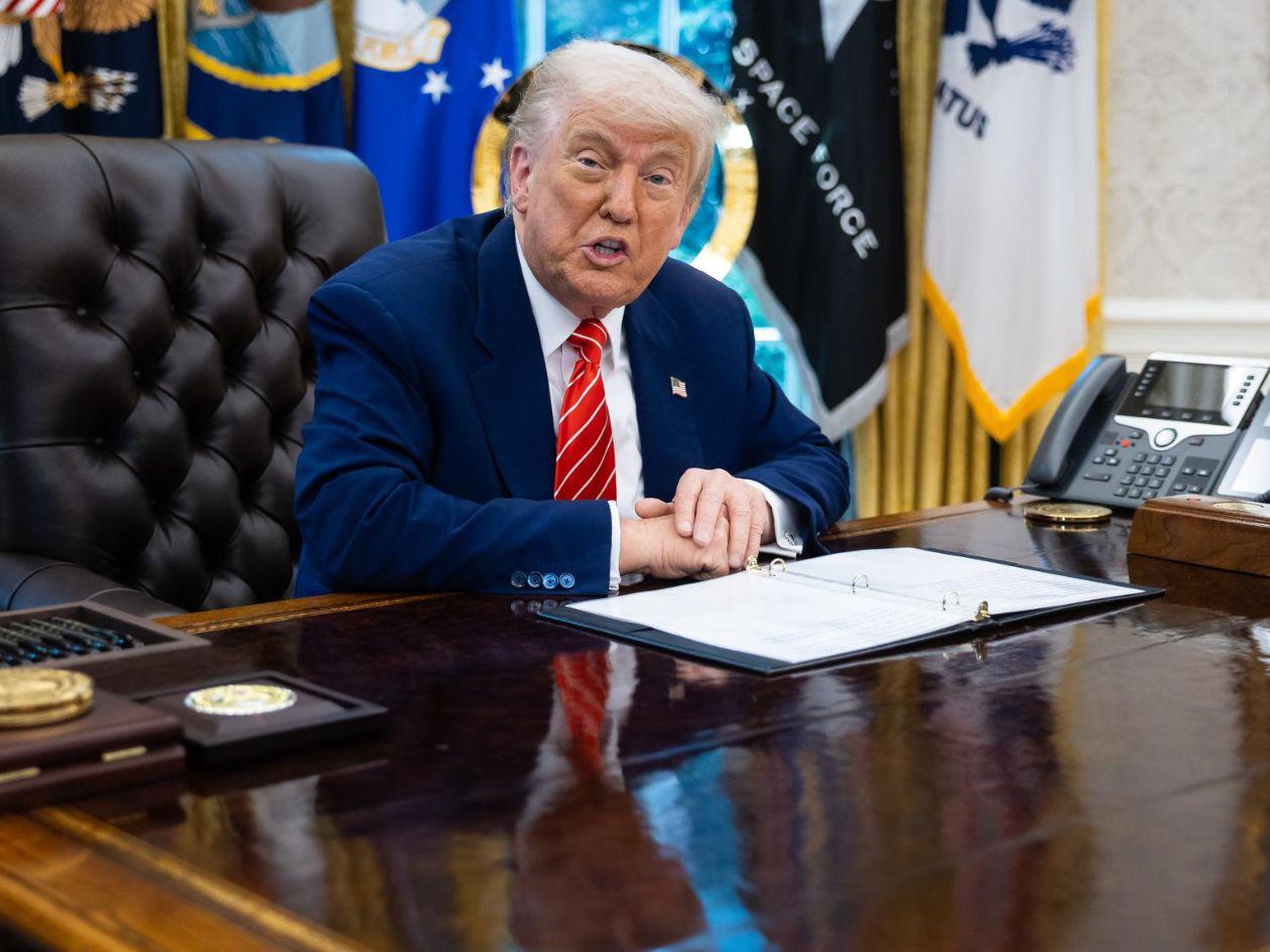 Trump pide al Congreso rescindir fondos a medios públicos y ayuda extranjera