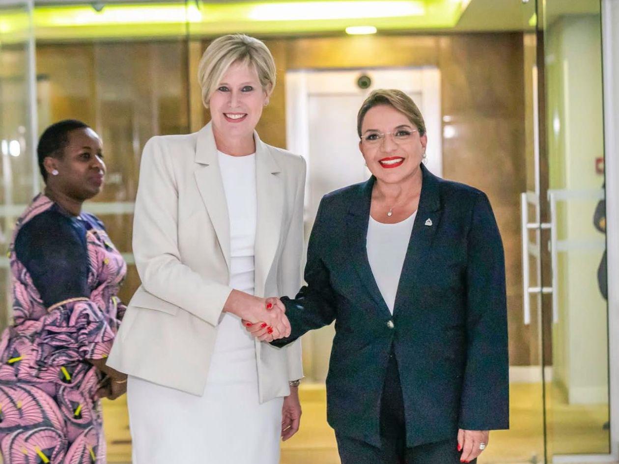 Xiomara Castro recibe el premio Pioneras en Liderazgo Político Femenino en Montenegro