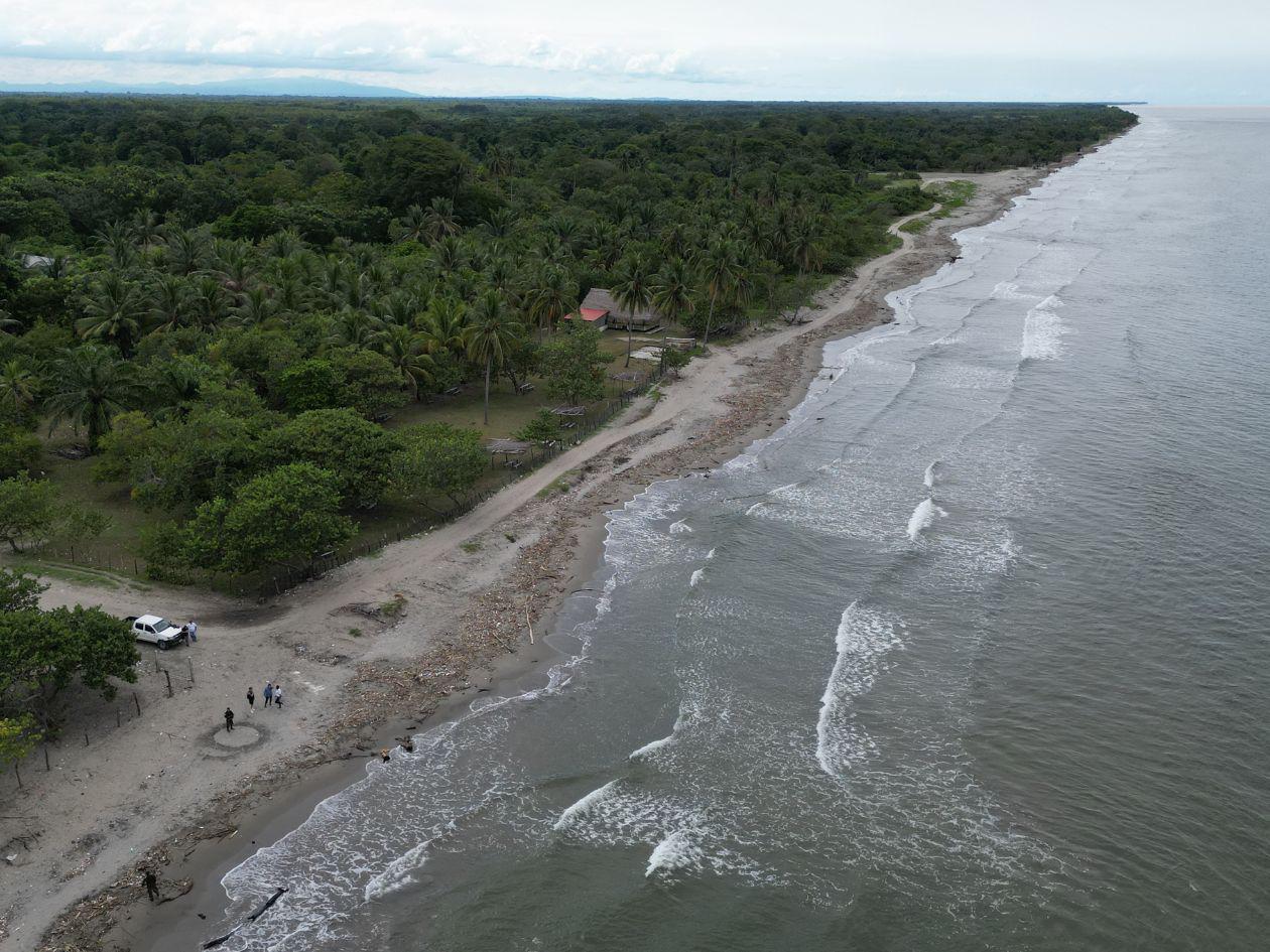 Desde la playa Benavista en Cuyamel, Omoa hasta la barra del río Motagua hay que recorrer a pie aproximandamente 10 kilómetros. Se pasa primero por la barra del río Cuyamel y una pequeña comunidad al otro lado.