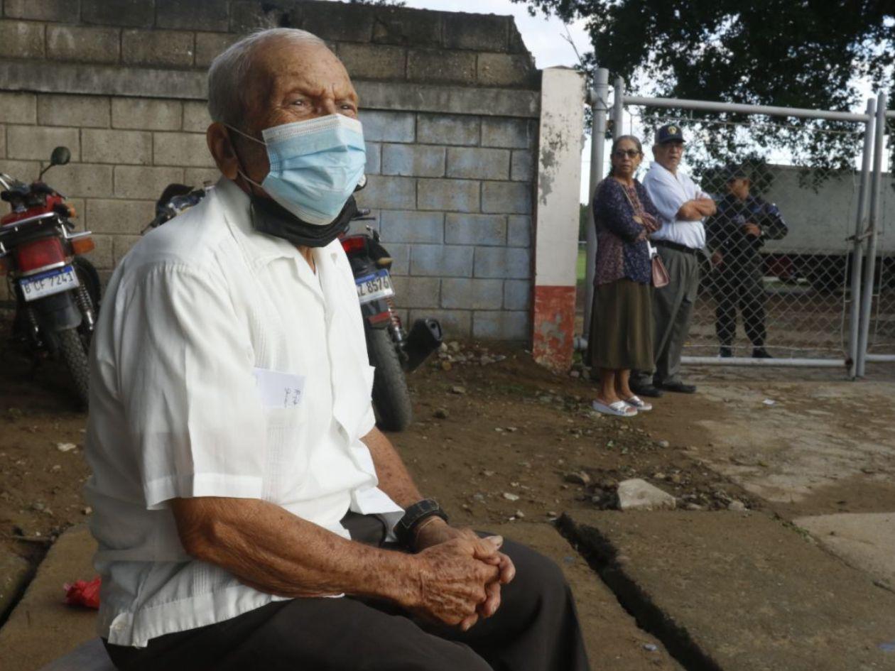 Don Sebastián tiene 88 años, caminó un kilómetro para votar en el Perla del Ulúa