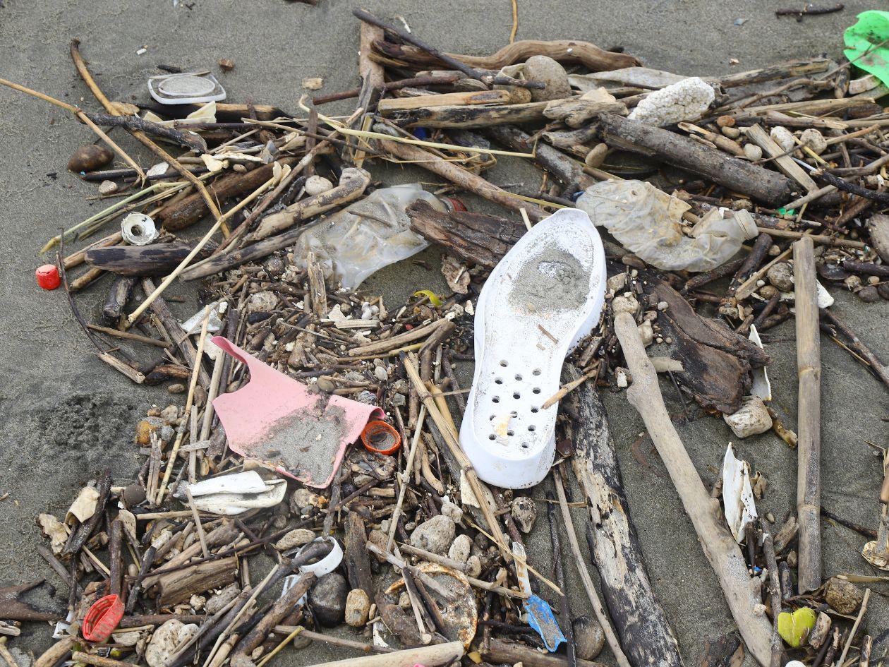 Este es el tipo de basura que se encuentra a lo largo de la playa de Omoa.