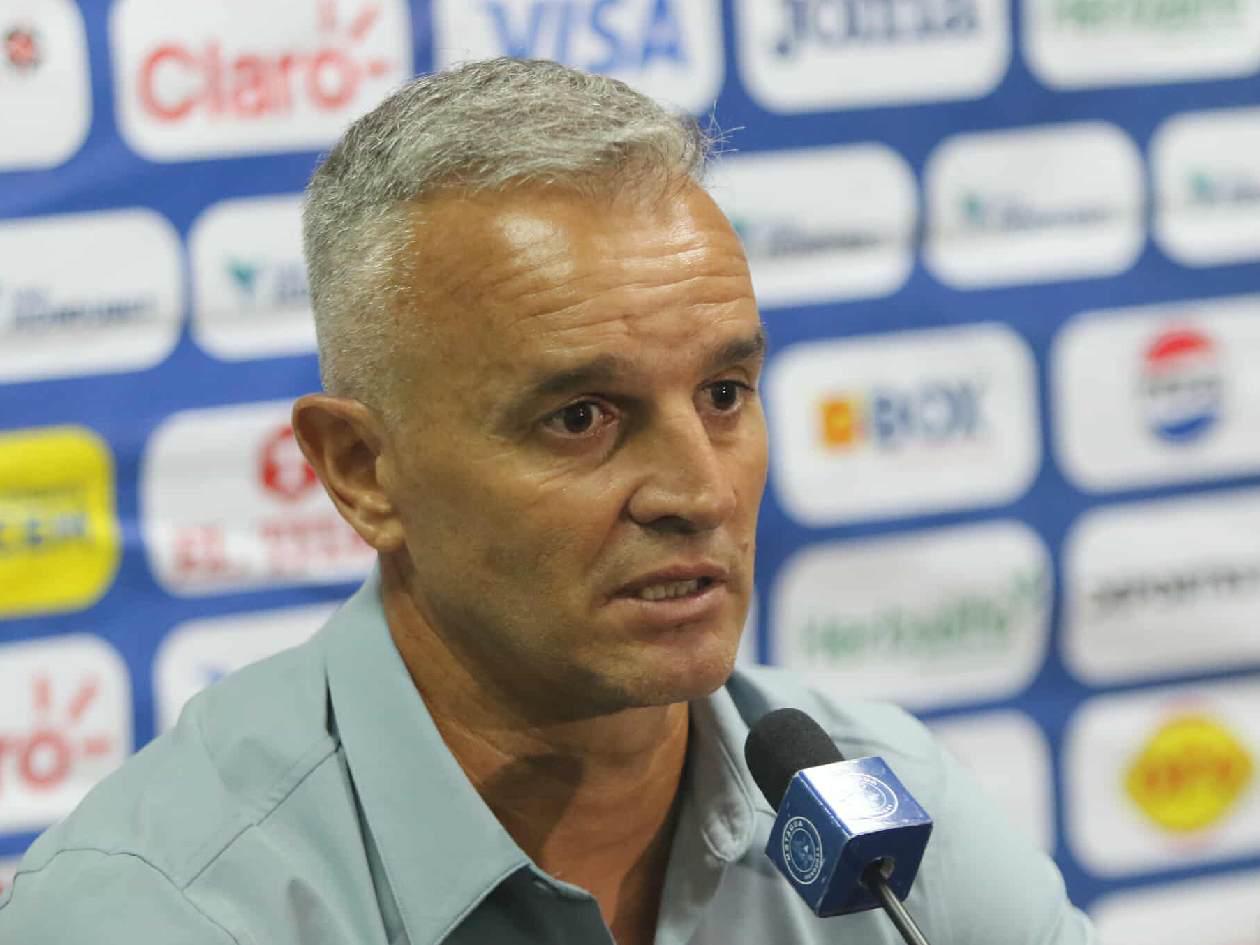 Lavallén responde sobre el error del cambio y lo qué pasó con 'Chino' López