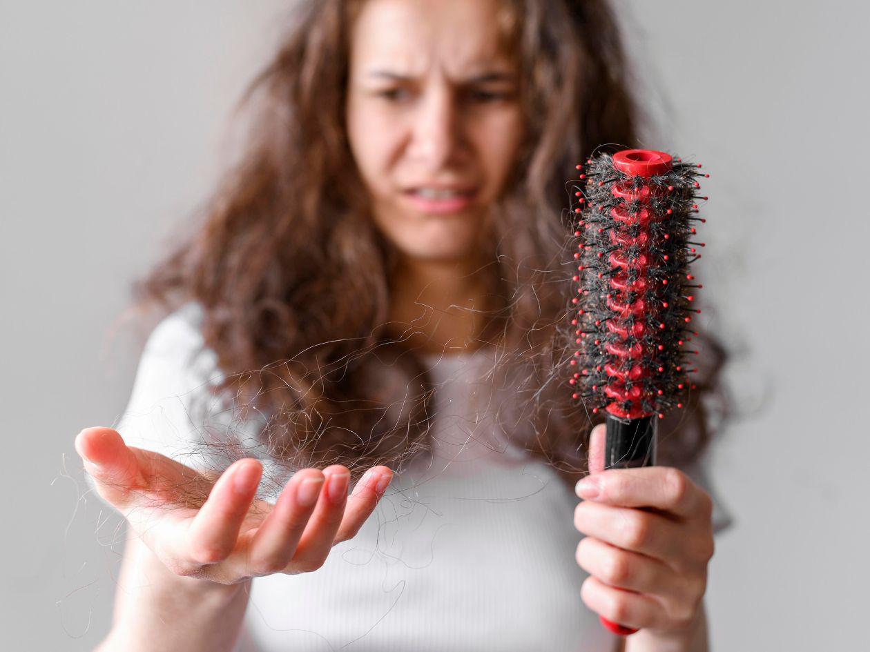 ¿Se le cae mucho el cabello?, esto puede estar pasando en su cuerpo